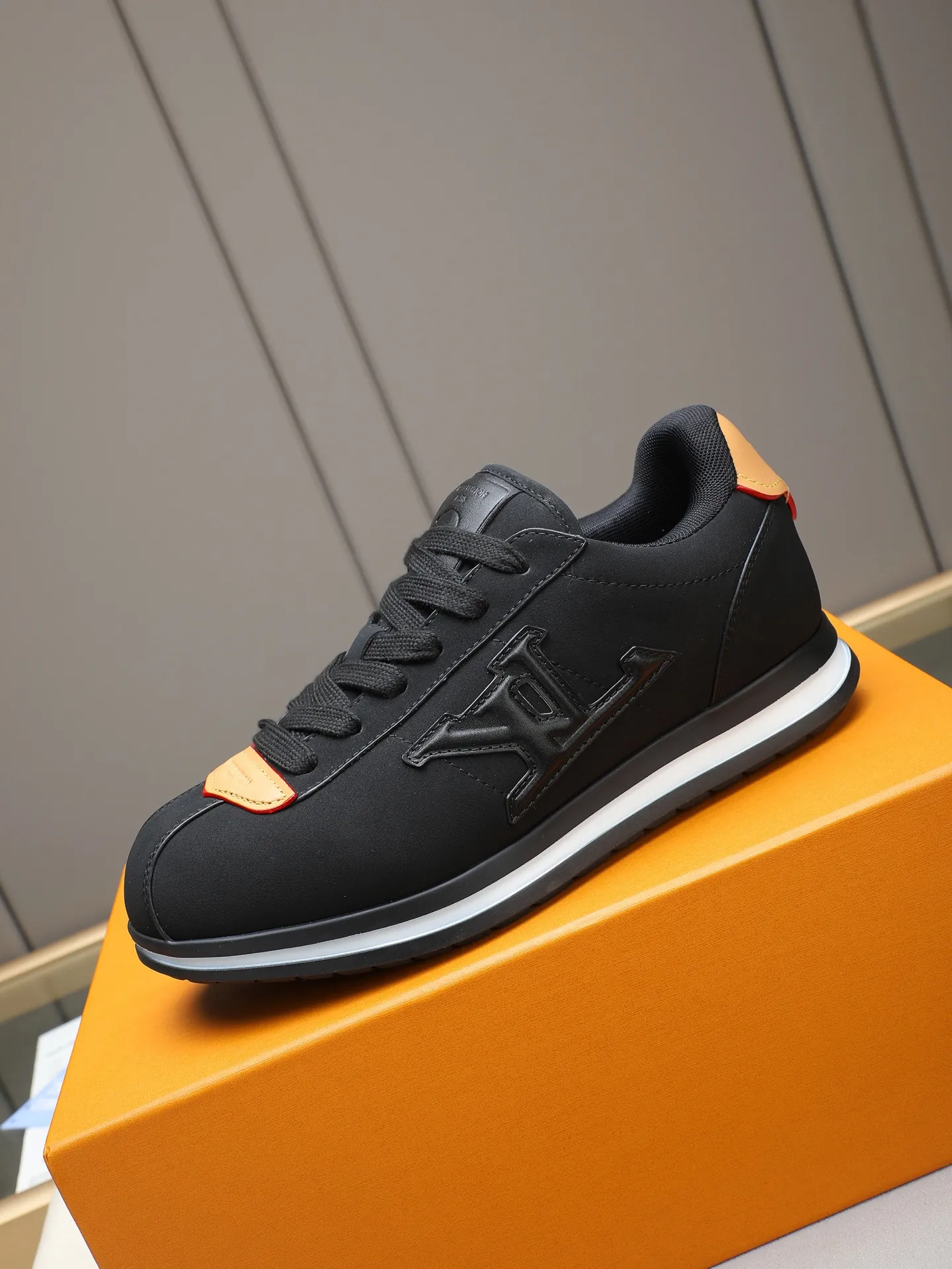 PP560 LV Louis Vuitton L Jialu Brand Runner Tatic Series Thick-soled Casual Sports Shoes Running Shoes Original purchase, development and production This LV Runner Tatic sports shoe combines technical materials such as mesh fabric and ribbons to interpret the inspiration of traditional mountaineering shoes. LV letters are written on one side, the lariat buckle of the quick lacing system is embellished with Monogram flowers and Louis Vuitton logos, and the light and wear-resistant rubber outsole completes the whole. ▪️Fabric: Original imported cowhide + mesh ▪️Inner lining: Original customized breathable mesh ▪️Sole: Original open-molded anti-slip rubber combination material ▪️Size: Men's 38-44 (customized for 45 and 46)